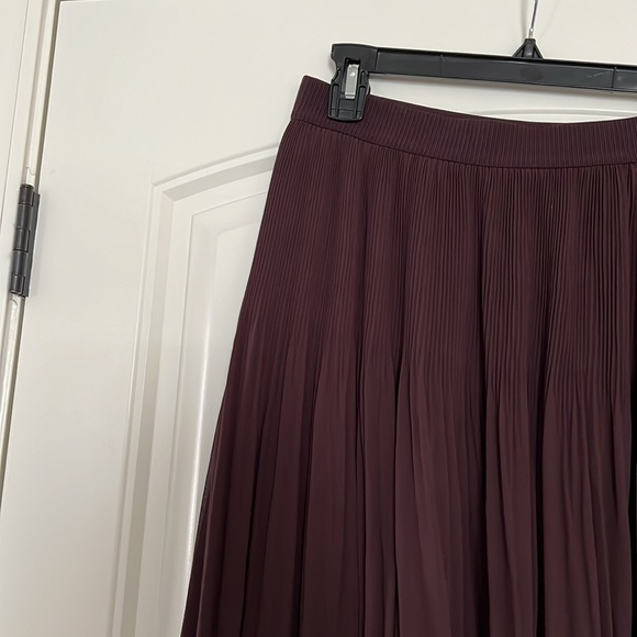 H&M Women’s Pleated Skirt - Picture 2 of 5